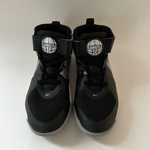 Nike Team Hustle Basketball Shoes Size 3Y